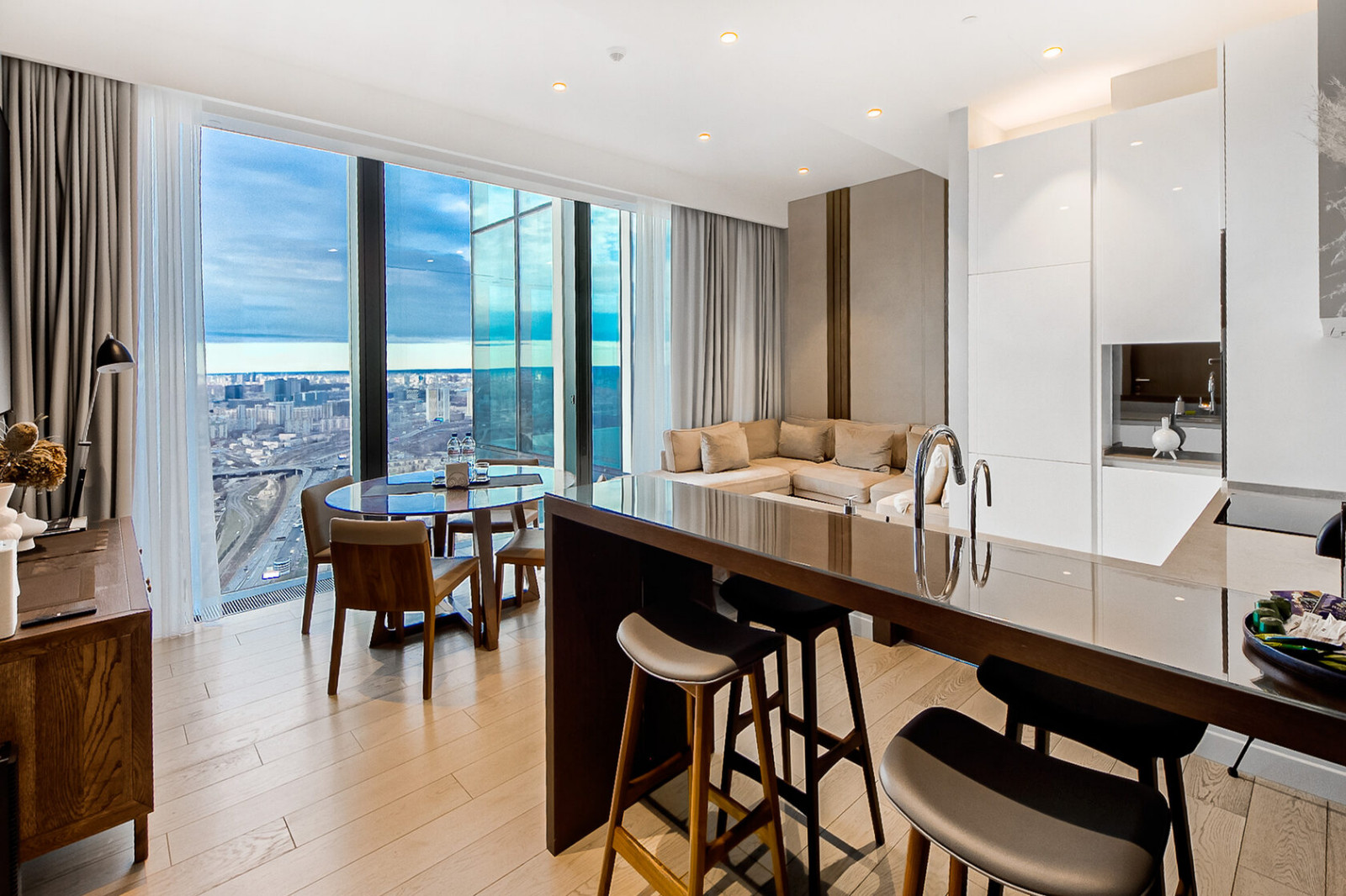 Белая кухня в ЖК Нева Тауэрс