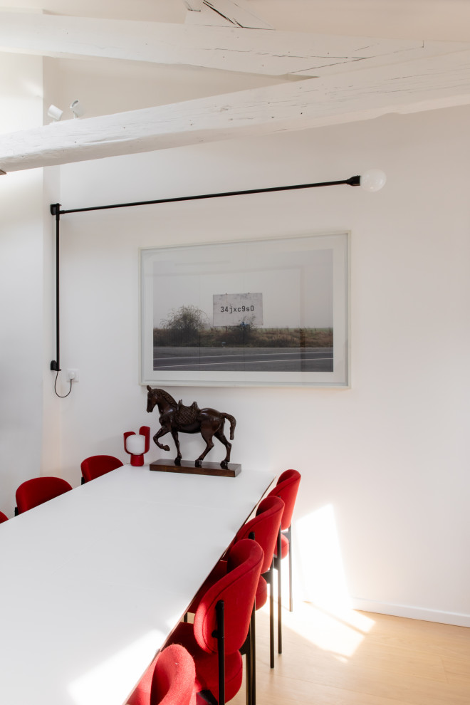 Idee per una grande sala da pranzo aperta verso il soggiorno contemporanea con pareti bianche, parquet chiaro e travi a vista