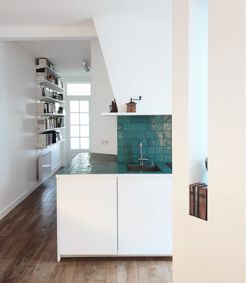 Ejemplo de cocina actual con encimera de azulejos y encimeras verdes