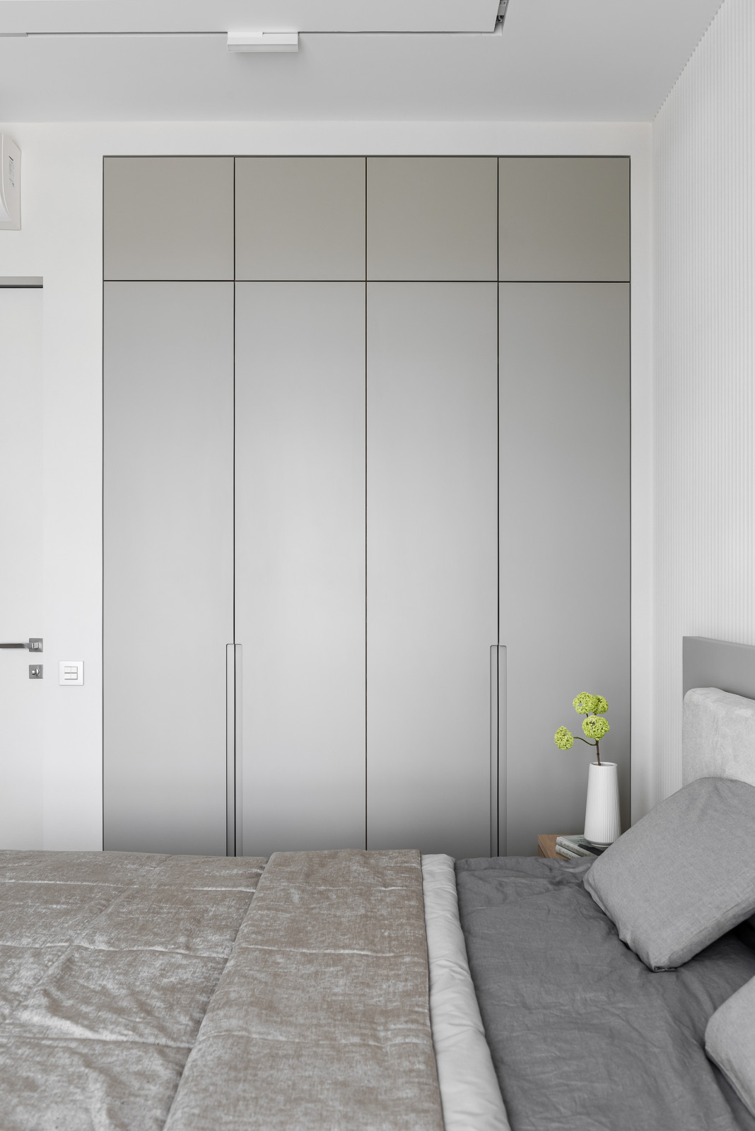 на стороне монохрома