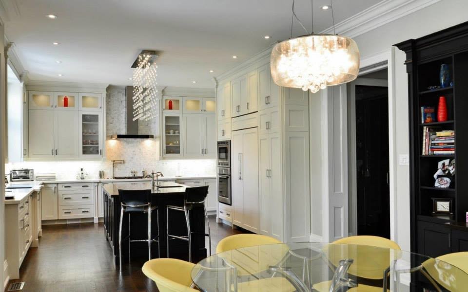 Kitchen - transitional kitchen idea in Toronto