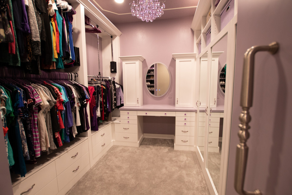 Idee per una grande cabina armadio per donna design con ante lisce, ante bianche, moquette, pavimento viola e soffitto a cassettoni