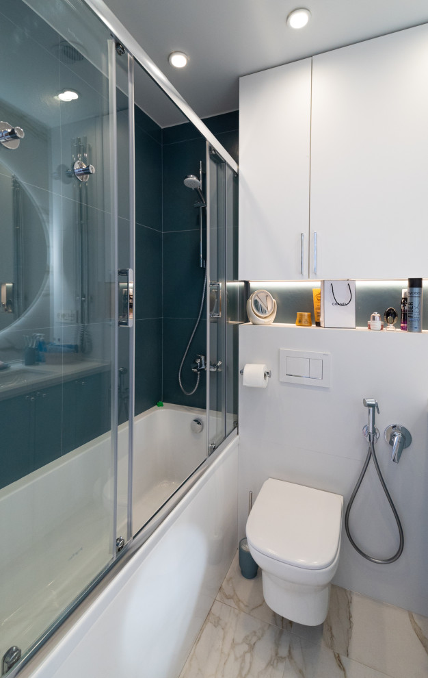 Photo of a small traditional ensuite bathroom in London with a wall mounted toilet.
