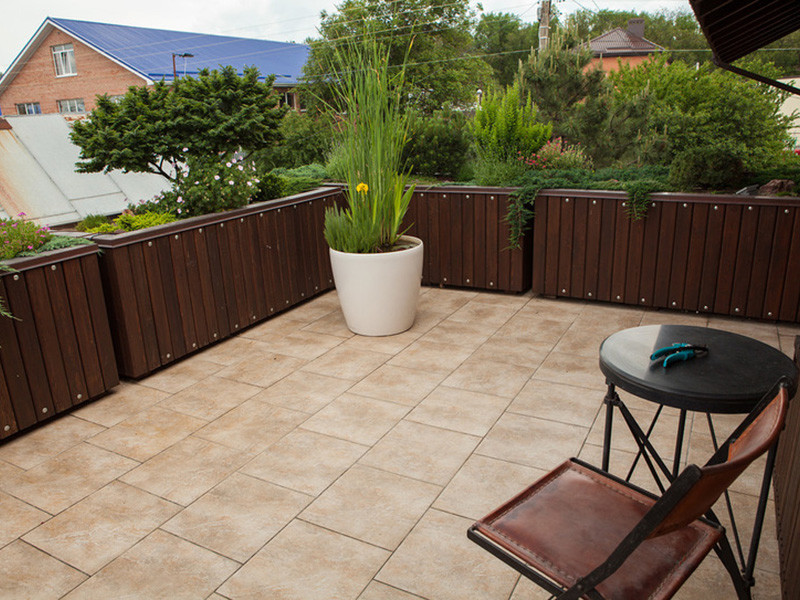 Частное домовладение с контейнерным озеленением крыши.