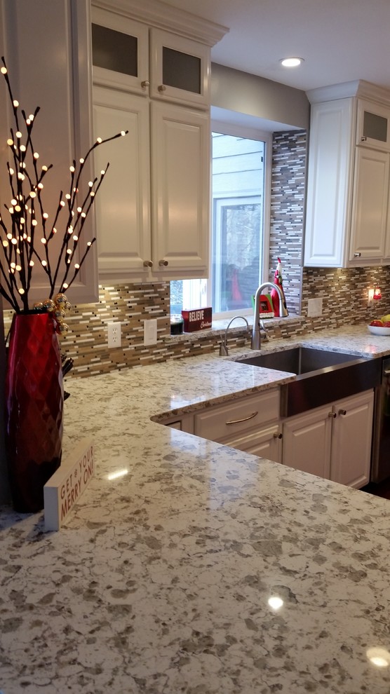 Home design - transitional home design idea with an island