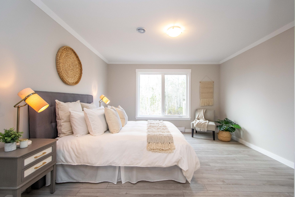 Diseño de dormitorio principal costero de tamaño medio con paredes beige, suelo laminado y suelo gris