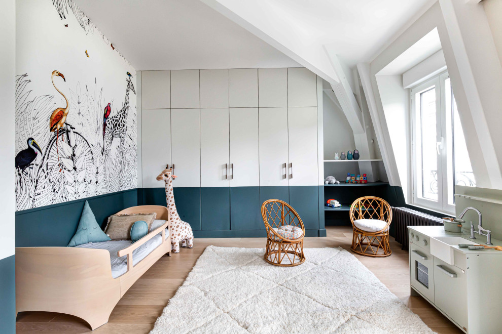 Photo of a contemporary kids' bedroom in Marseille.