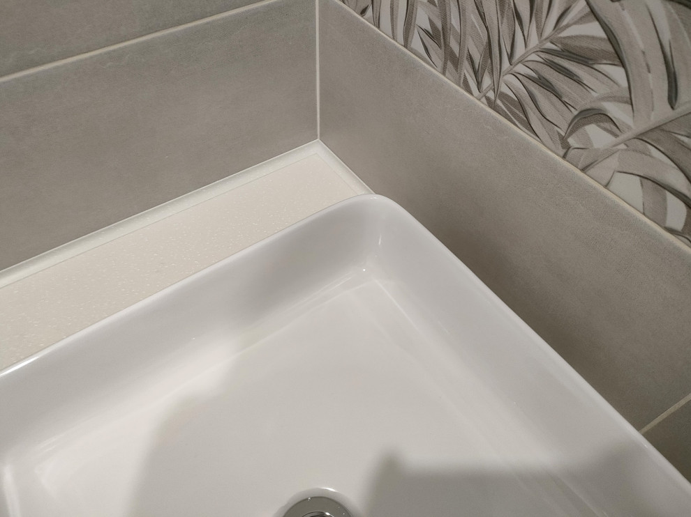 Ispirazione per una piccola stanza da bagno contemporanea con lavabo a colonna, top in superficie solida e top bianco