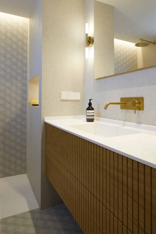 Пример оригинального дизайна: ванная комната в белых тонах с отделкой деревом в современном стиле с полом из ламината