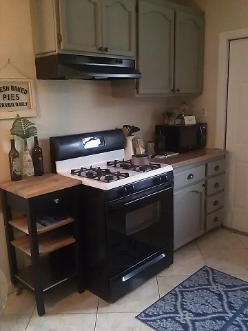 Kitchen - eclectic kitchen idea in Orange County
