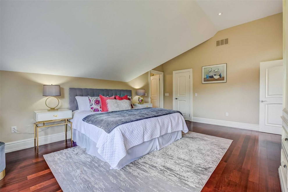 Transitional home design photo in Toronto