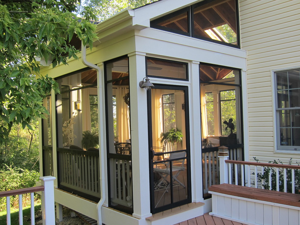 Design ideas for a traditional screened-in verandah in Chicago.