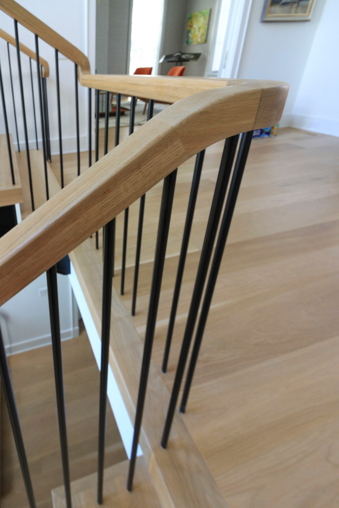 Idées déco pour un très grand escalier flottant moderne avec des marches en bois, un garde-corps en matériaux mixtes et du lambris de bois.