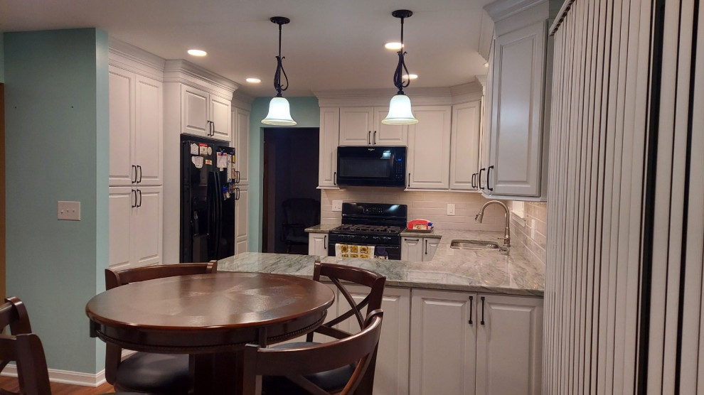 Gracefully Updated Traditional-Style Kitchen