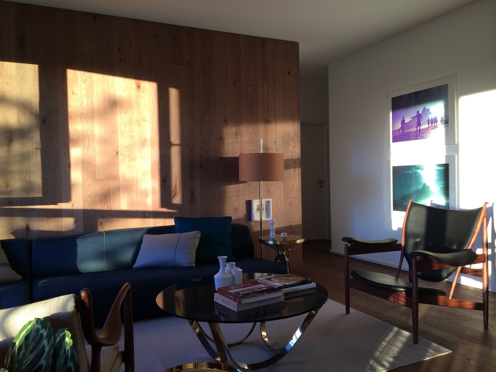 Mittelgroßes, Offenes Modernes Wohnzimmer mit weißer Wandfarbe und braunem Holzboden in Berlin