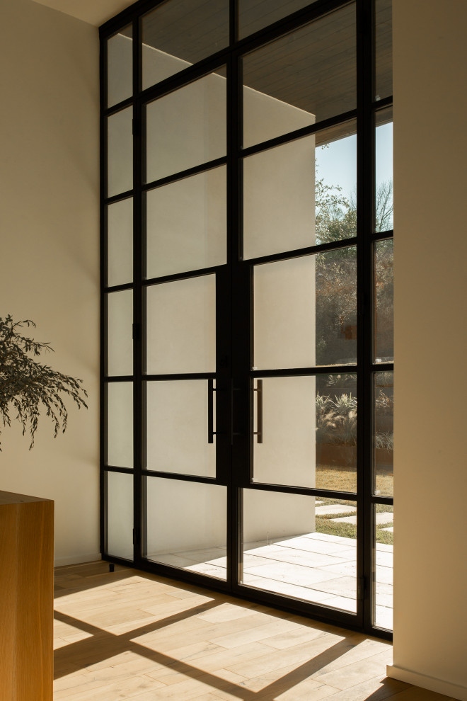 Transitional entryway photo in Austin