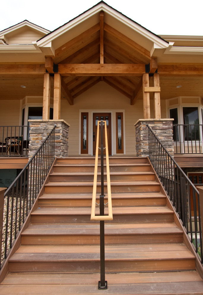 Example of a transitional entryway design in Denver