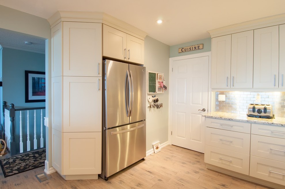 Transitional kitchen photo in Toronto