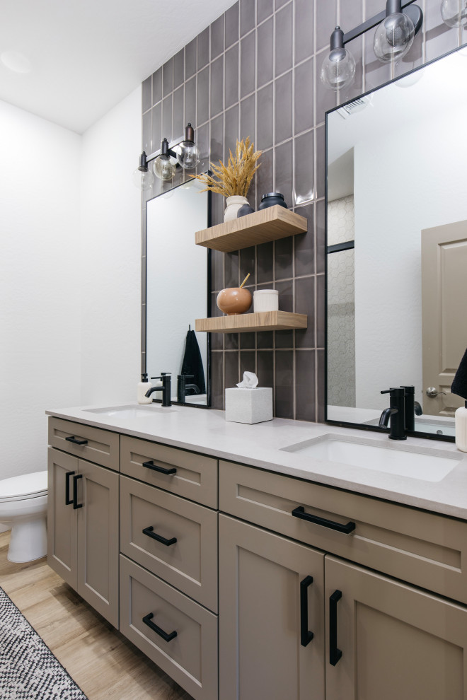 Transitional home design photo in Phoenix