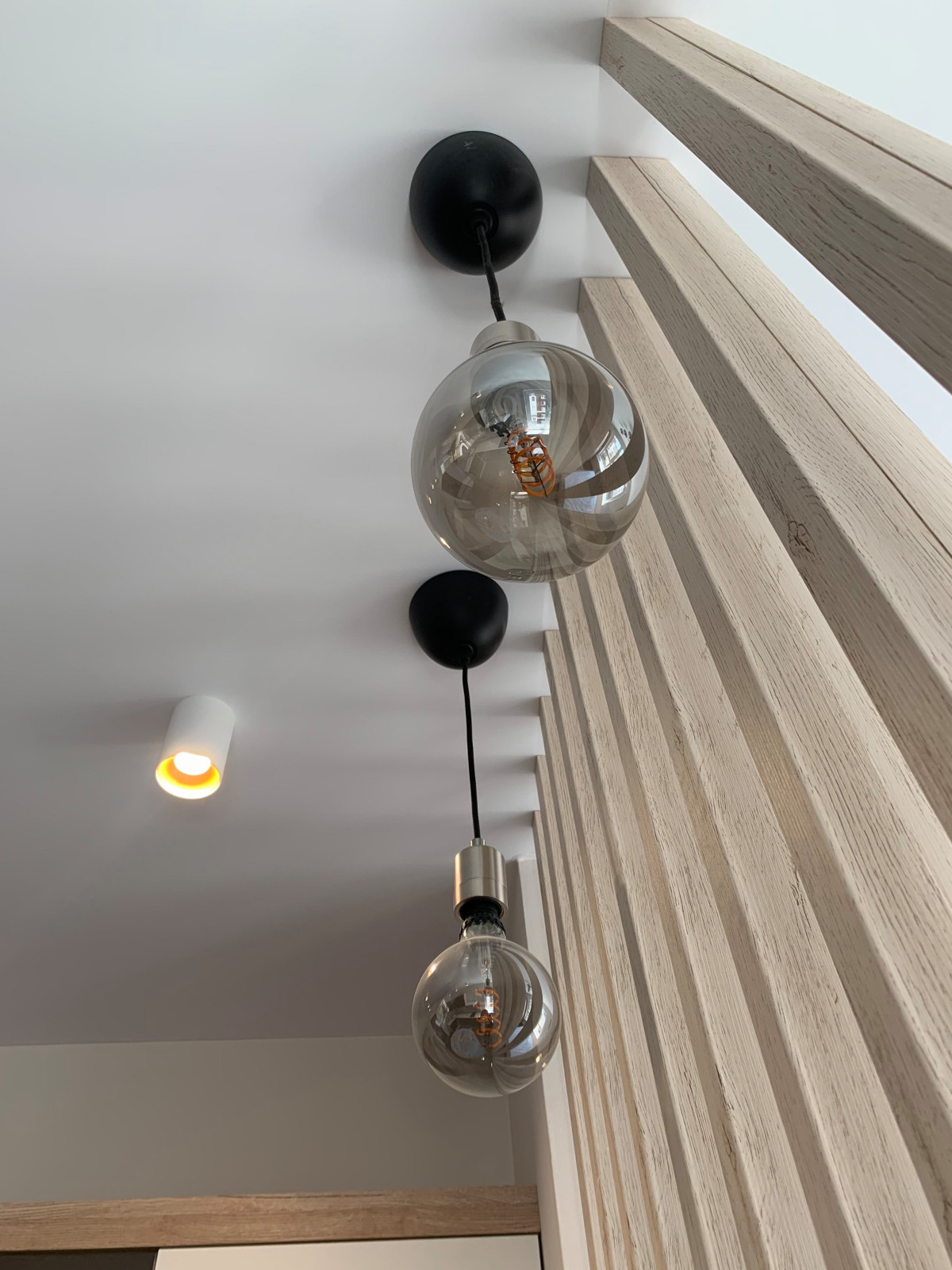 Реечная перегородка вмонтированная в натяжной потолок