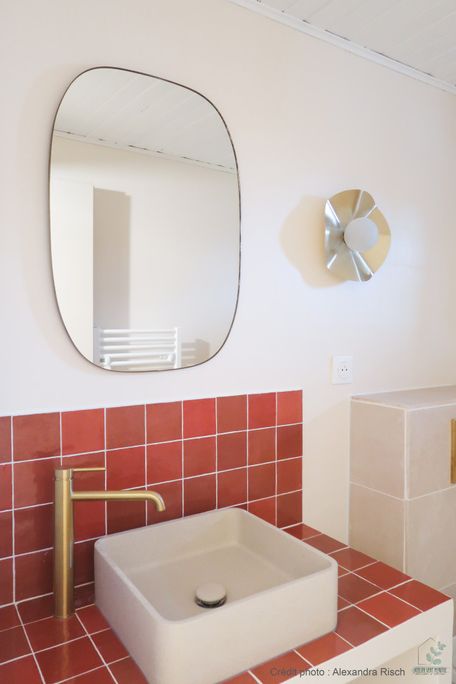 Foto på ett litet medelhavsstil orange badrum, med en kantlös dusch, en vägghängd toalettstol, beige kakel, keramikplattor, beige väggar, terrazzogolv, ett nedsänkt handfat, kaklad bänkskiva och flerfärgat golv