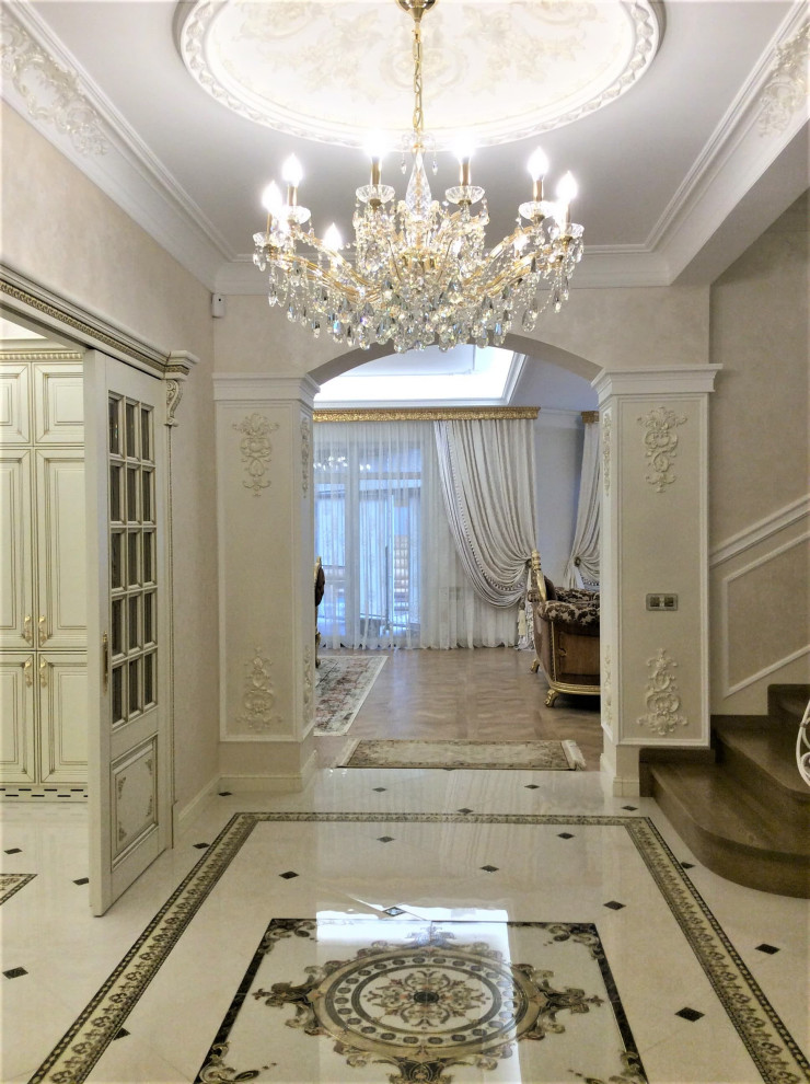 Пример оригинального дизайна: коридор: освещение в классическом стиле с бежевыми стенами, мраморным полом и многоуровневым потолком
