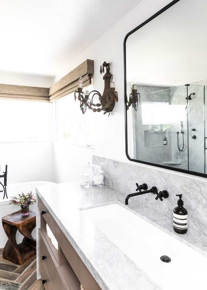 Foto på ett stort funkis en-suite badrum, med släta luckor, ett fristående badkar, en hörndusch, vita väggar, dusch med gångjärnsdörr, en toalettstol med separat cisternkåpa och ett avlångt handfat