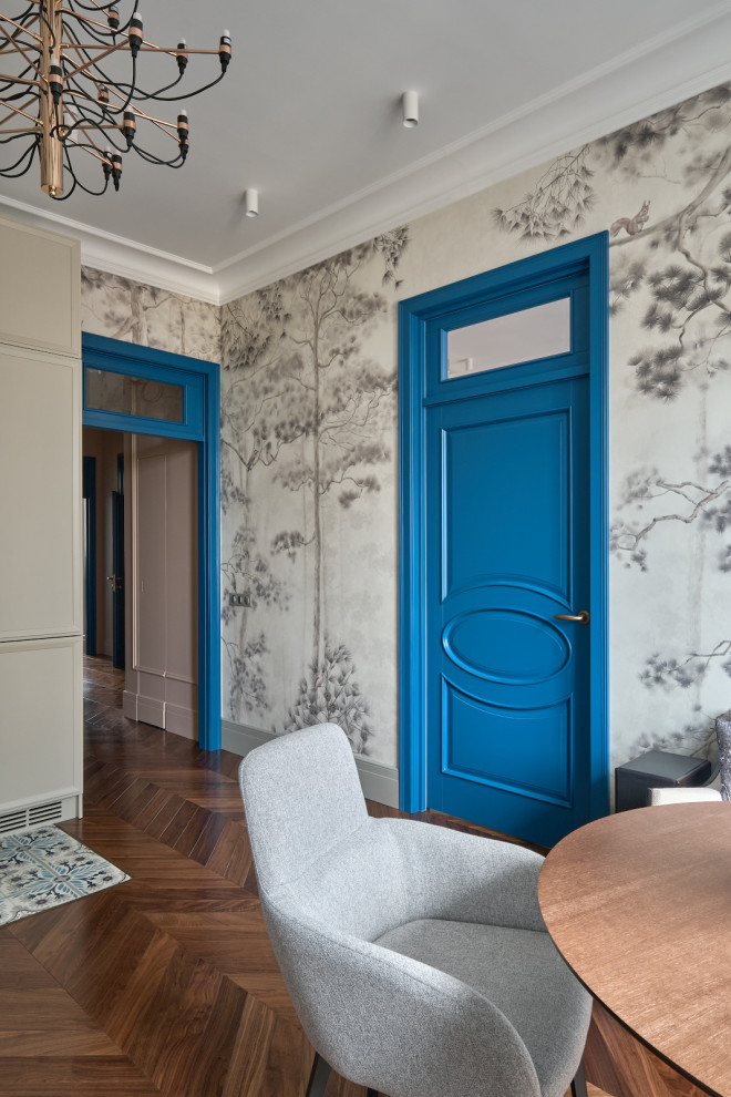 Классические двери ярко-синего цвета