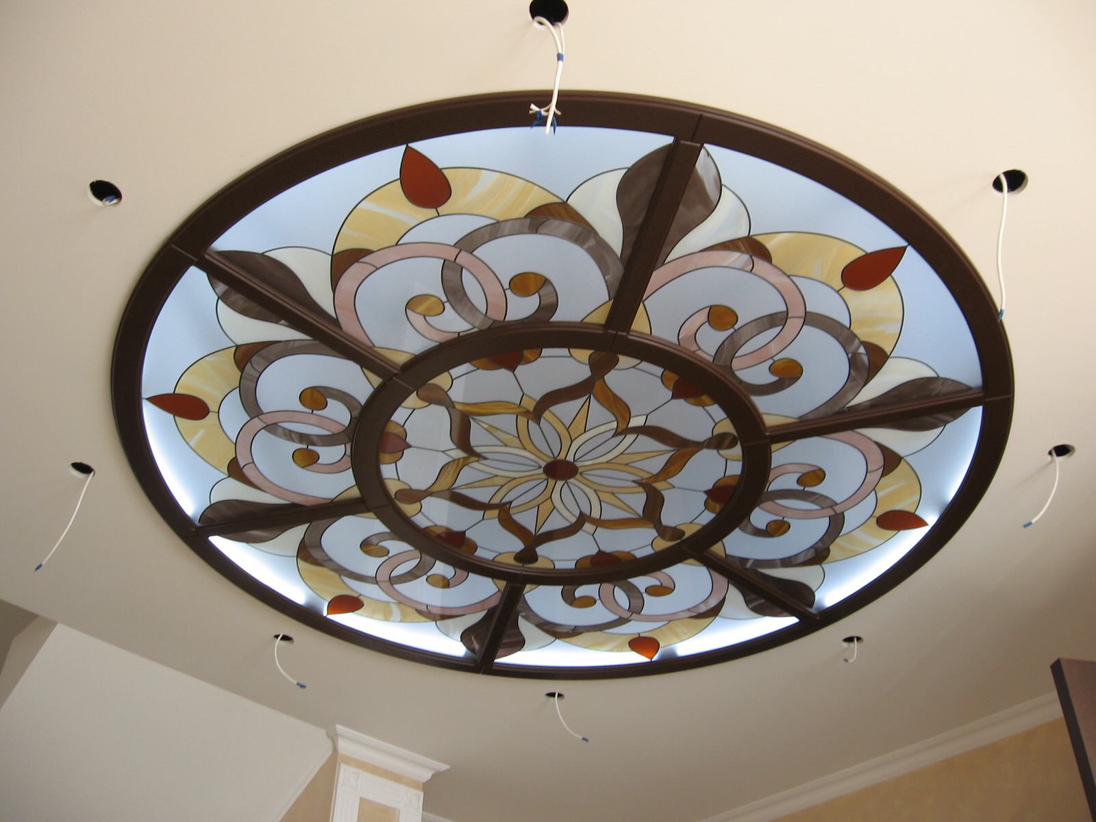 Витражи в полочных плафонах