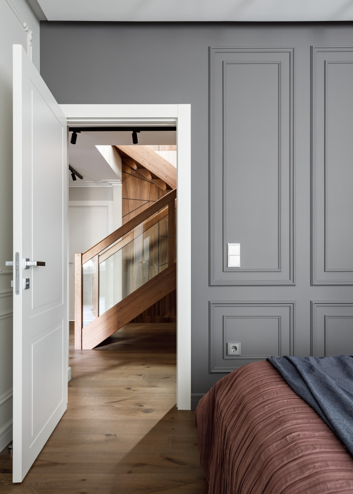 Источник вдохновения для домашнего уюта: спальня среднего размера в стиле неоклассика (современная классика) с серыми стенами, паркетным полом среднего тона и коричневым полом