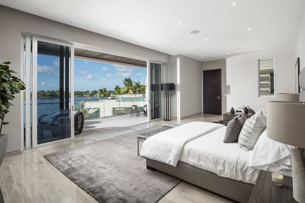 This is an example of a modern bedroom in Miami.