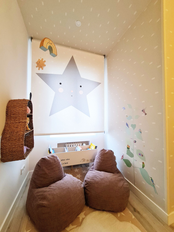 Design ideas for a small romantic children’s room for girls with pink walls and a wallpapered ceiling.