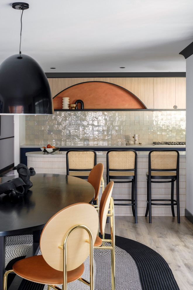シドニーにある高級な広いコンテンポラリースタイルのおしゃれなキッチン (アンダーカウンターシンク、フラットパネル扉のキャビネット、青いキャビネット、クオーツストーンカウンター、緑のキッチンパネル、テラコッタタイルのキッチンパネル、黒い調理設備、淡色無垢フローリング、グレーの床、グレーのキッチンカウンター) の写真