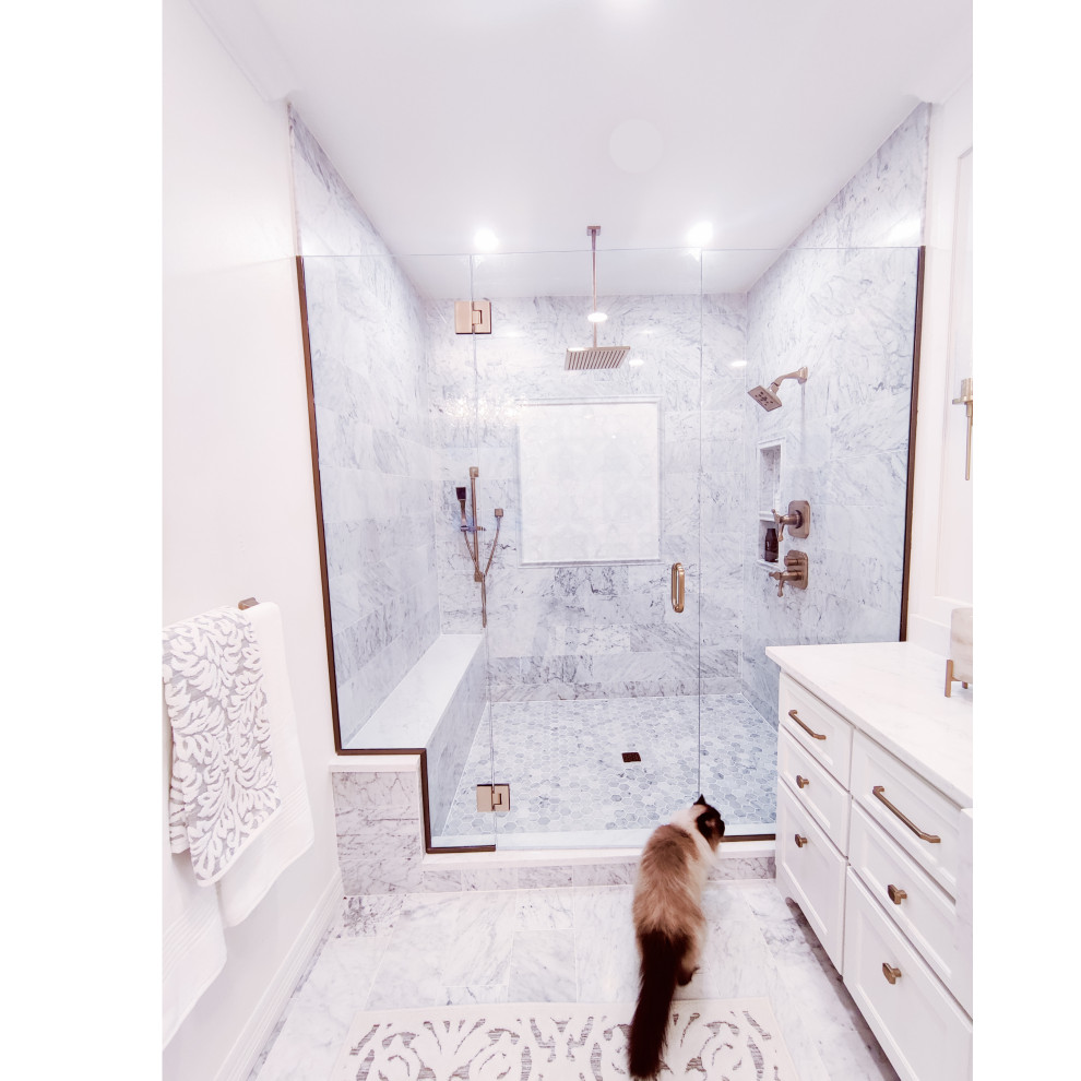 Idéer för ett mellanstort klassiskt en-suite badrum, med vita skåp, vit kakel, marmorkakel, bänkskiva i kvarts och vitt golv