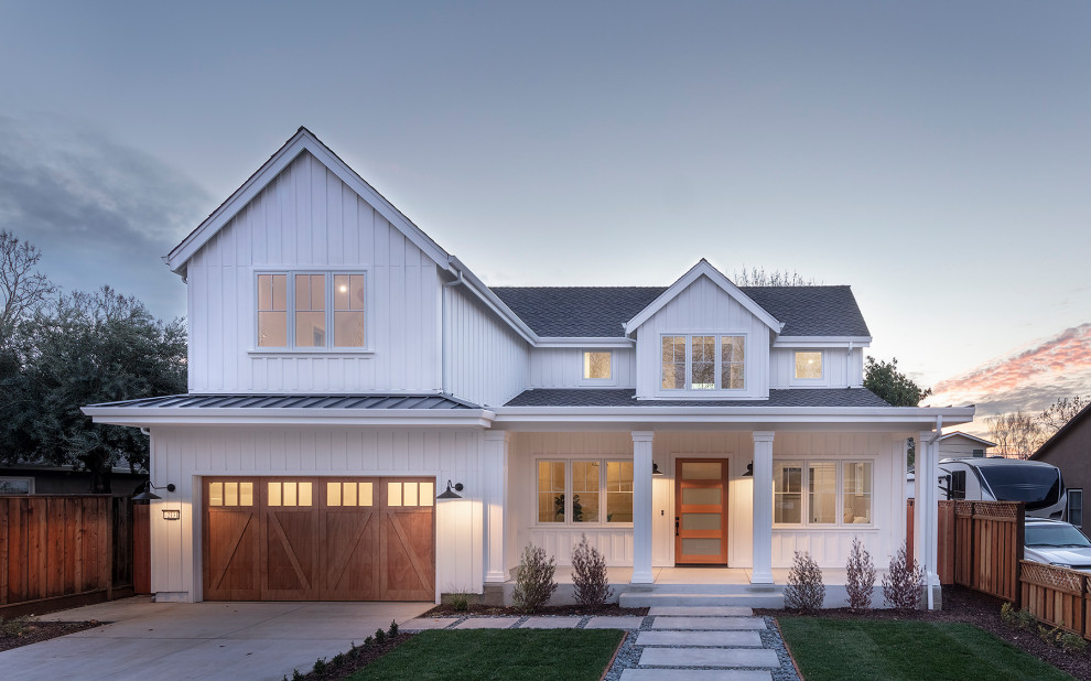 Großes, Zweistöckiges Landhaus Haus mit weißer Fassadenfarbe, Satteldach, Misch-Dachdeckung, grauem Dach und Wandpaneelen in San Francisco