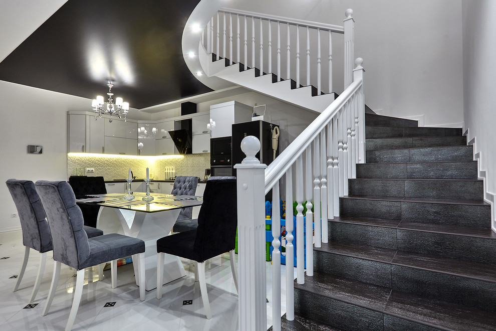 Дуплекс в трех уровнях и чёрно-белых тонах.