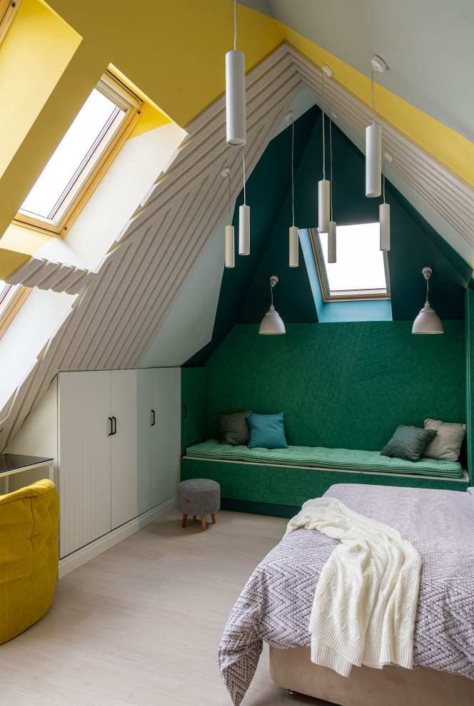 Idées déco pour une petite chambre parentale grise et blanche scandinave avec un mur multicolore, sol en stratifié, un sol beige, un plafond voûté et du lambris.