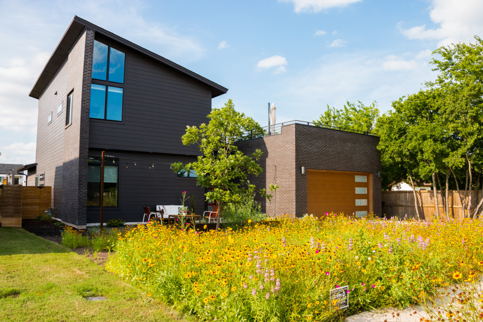 Idee per un giardino moderno esposto in pieno sole di medie dimensioni e davanti casa in primavera con ghiaia e recinzione in legno