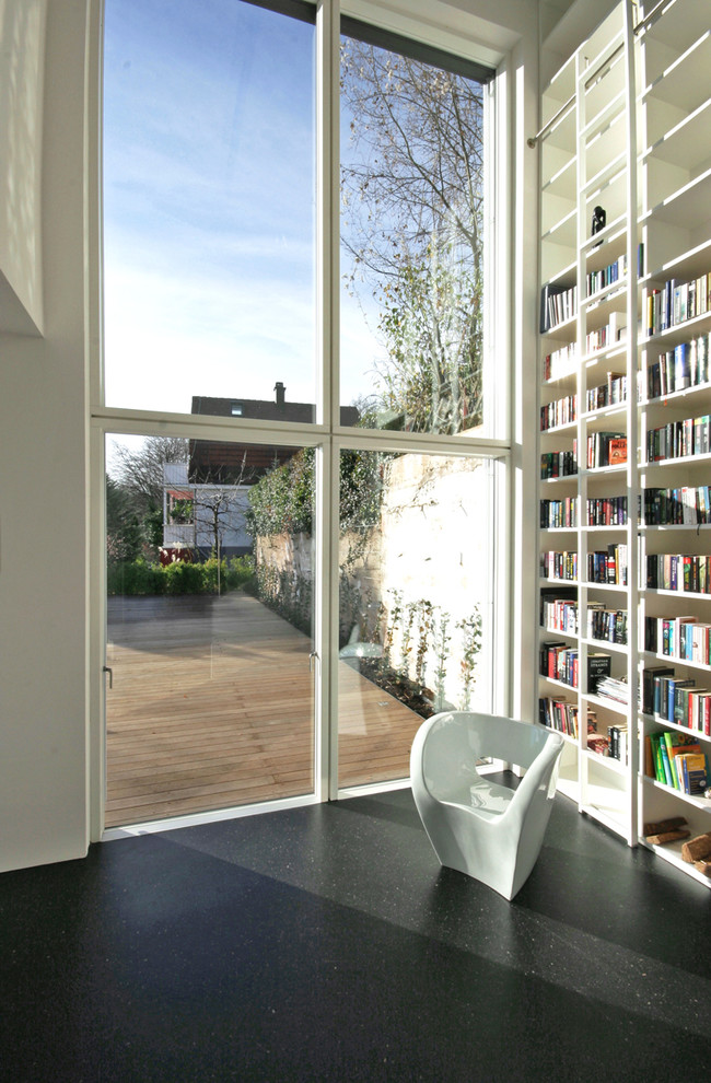 Inspiration for a contemporary living room in Stuttgart with a library and white walls.