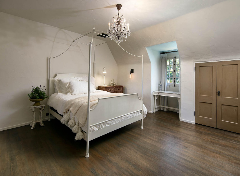 На фото: гостевая спальня среднего размера, (комната для гостей) с белыми стенами, темным паркетным полом, коричневым полом и сводчатым потолком без камина