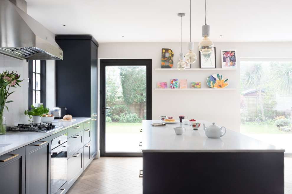 Immagine di una grande cucina minimal con ante in stile shaker, ante blu, top in quarzite, paraspruzzi bianco e top bianco