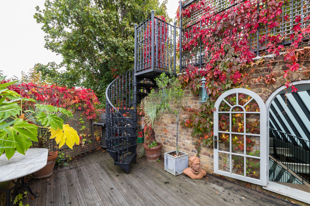 Design ideas for a mid-sized eclectic deck in London with no cover.