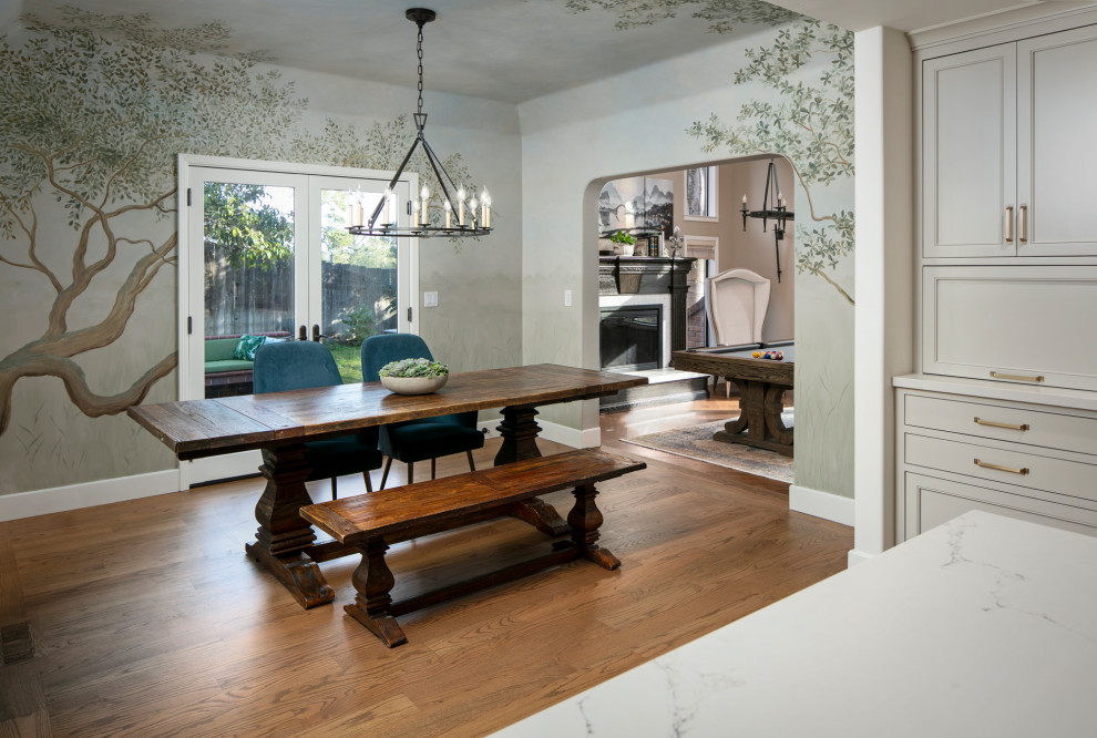На фото: кухня-столовая среднего размера в стиле неоклассика (современная классика) с зелеными стенами, паркетным полом среднего тона, коричневым полом и многоуровневым потолком