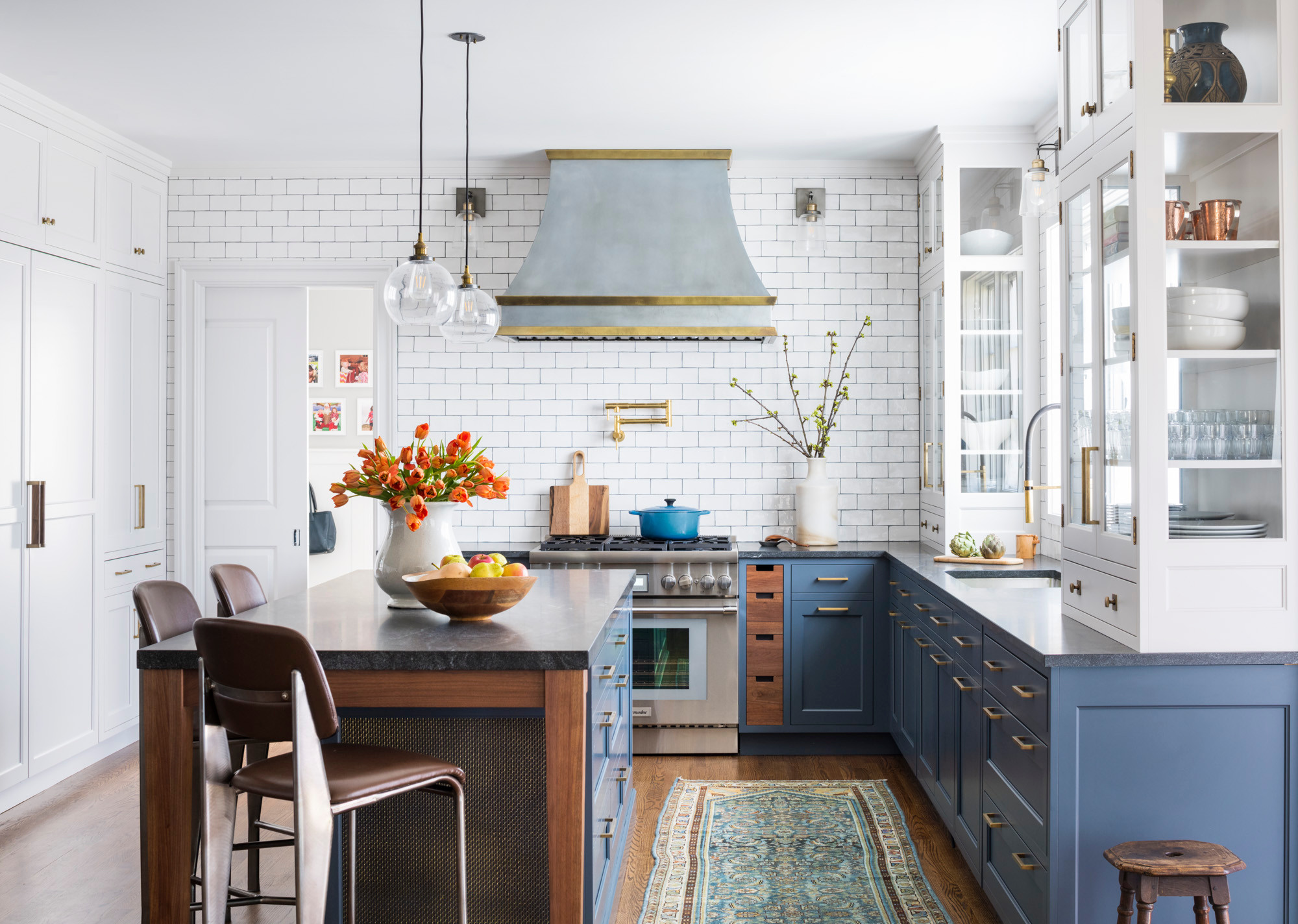 Modern blue kitchen with brass handles  Navy blue kitchen cabinets, Dark blue  kitchens, Kitchen room design