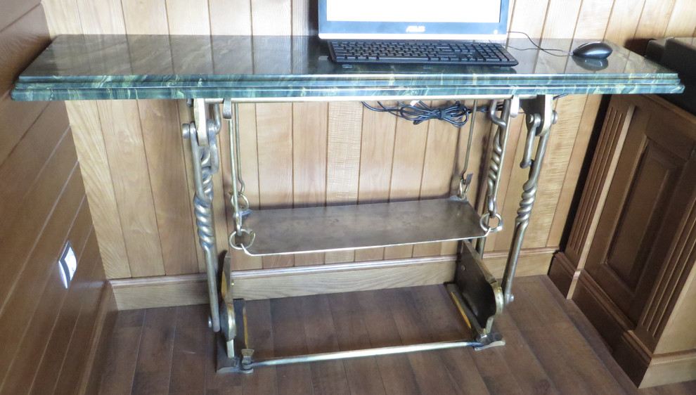 Столик в морском стиле. Латунное подстолье и столешница из яшмы.