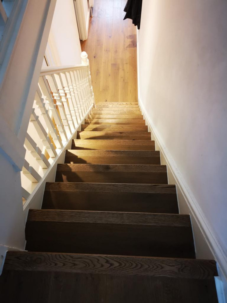 ロンドンにある高級なヴィクトリアン調のおしゃれな階段の写真