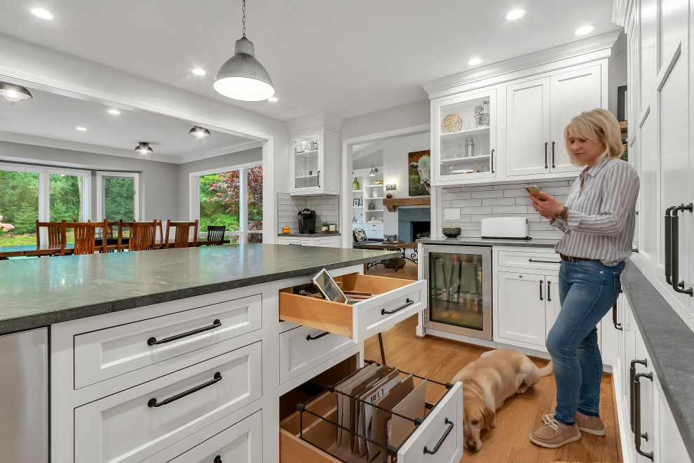 Transitional kitchen photo in Detroit