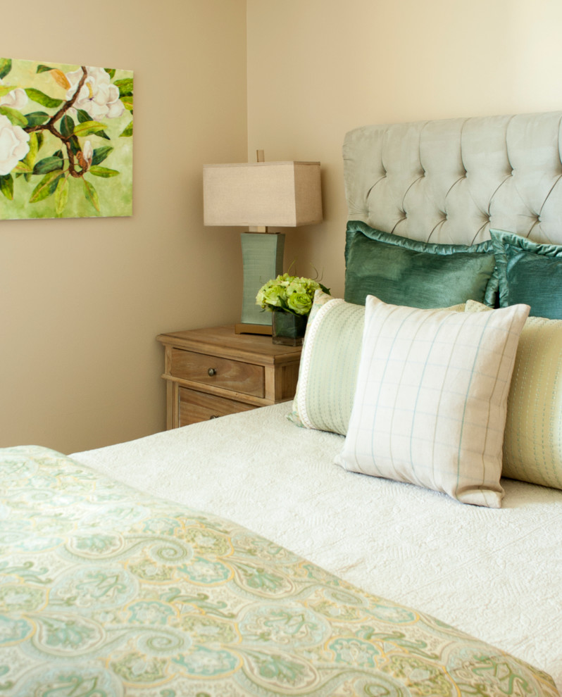 Inspiration for a mid-sized traditional guest bedroom in Orlando.