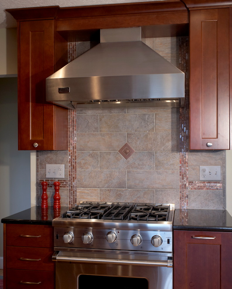 Kitchen - mid-sized transitional kitchen idea in Seattle