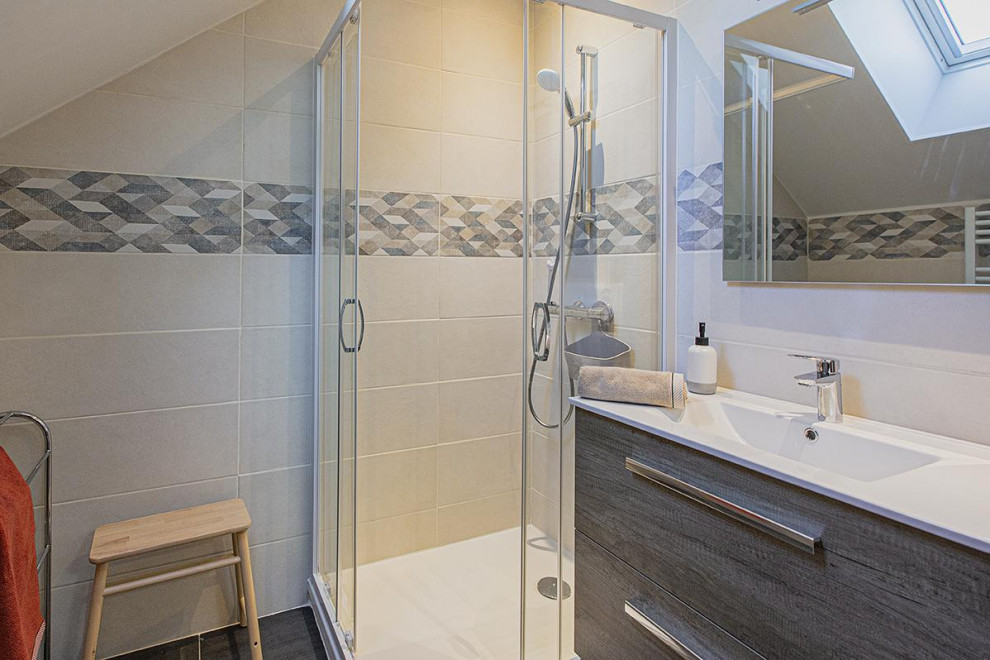 Пример оригинального дизайна: большая главная, серо-белая ванная комната в современном стиле с угловым душем, зеркальной плиткой, белыми стенами, полом из цементной плитки, раковиной с несколькими смесителями, серым полом, душем с раздвижными дверями, окном, тумбой под одну раковину и сводчатым потолком